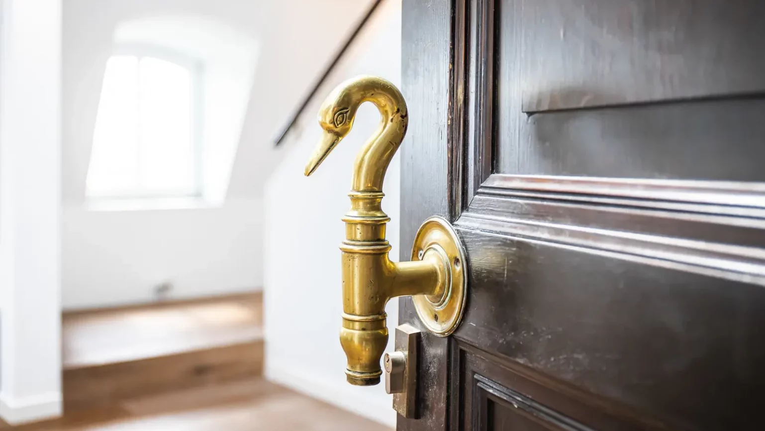 Eine geöffnete Tür zeigt einen Blick ins Zimmer.